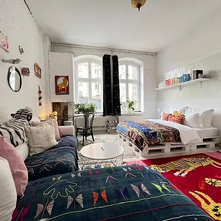 Artisanal Warehouse Conversion דירה *